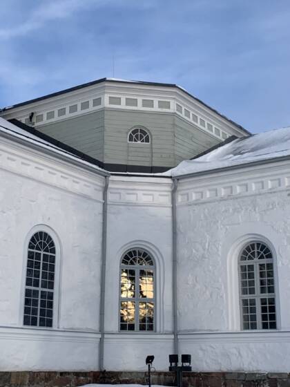 Kymin kirkkoa ulkoa päin talvella.