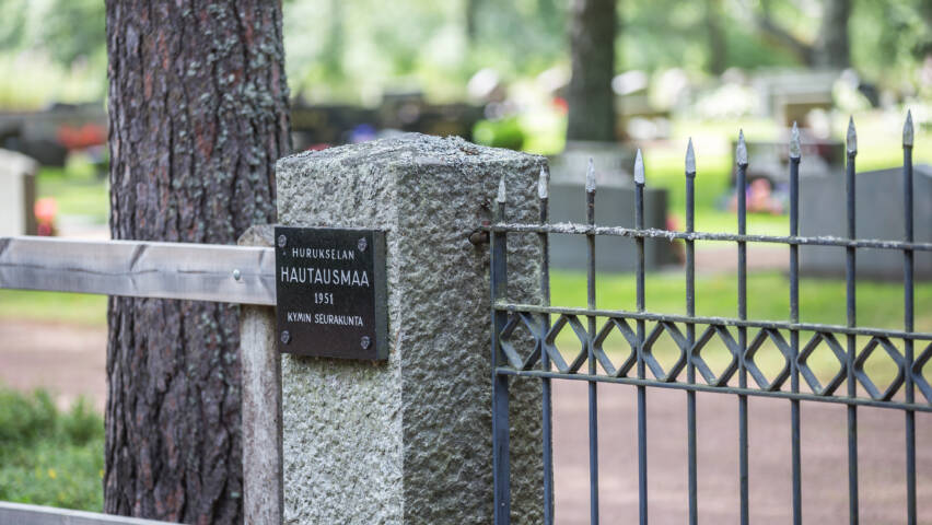 Kivitolpassa hautausmaan nimikyltti, rauta-aita.