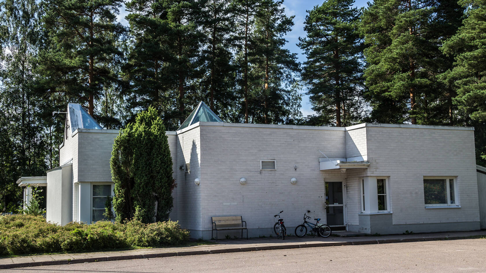 Valkoinen rakennus kesällä.