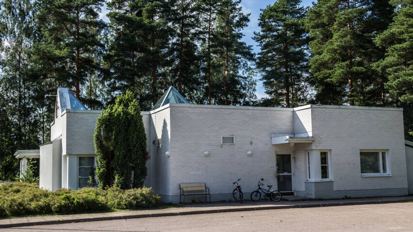 Valkoinen rakennus kesällä.