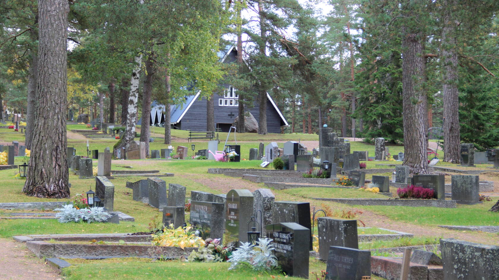 Hautakivien rivistöjä, taustalla kappelirakennus.